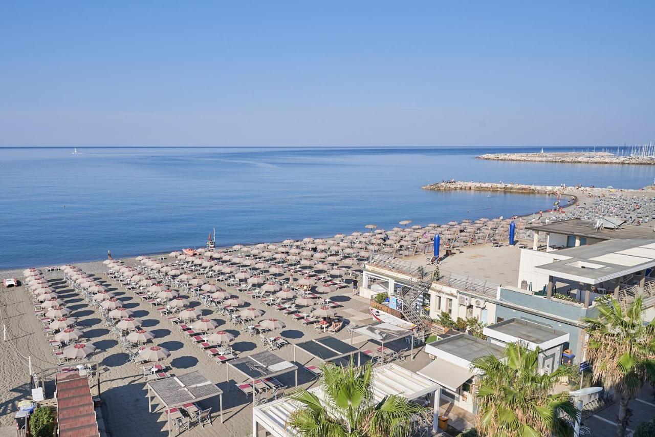 Palace Lido Hotel & Suites Marina di Cecina Esterno foto